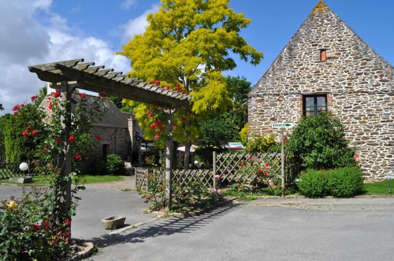 L'Auberge De La Porte Saint-Jouan-des-Guérets Extérieur photo